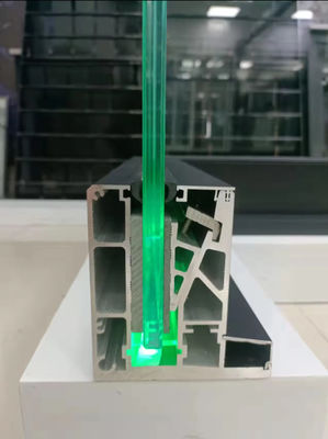 Lamel U-Kanal-Glasbalustrade mit Verbundglas