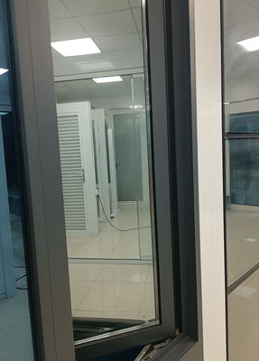 Moderne Schwingfenster aus Aluminium mit langfristiger Innenverkleidung