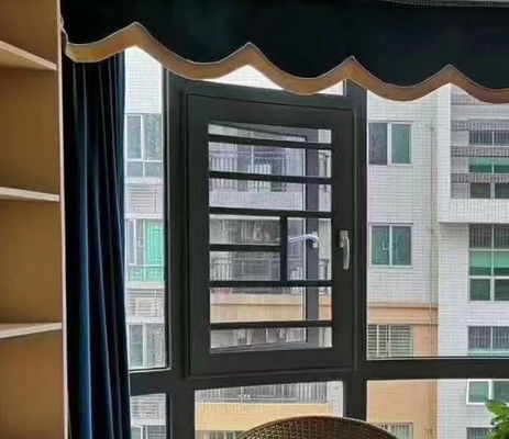 Wasserdichtes Schwingfenster aus Aluminium, Glas-Laminat, Schwingfenster offen