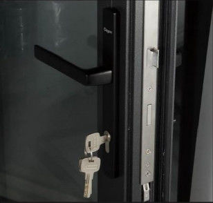 Anpassungsfähige Aluminium-Glastüren mit zweifelhafter Verpackung Einfache Installation für einen reibungslosen Betrieb