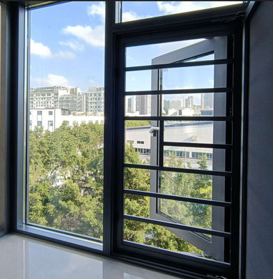 Hochwertiges Aluminium-Swing-Fenster mit Mehrpunktsperre und gehärtetem Isolierglas
