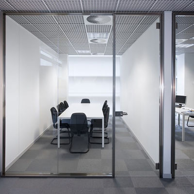 Schutz der Privatsphäre Gewerbliche Glaspartitionen mit modernem Design anpassbar