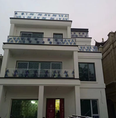 Grauer Aluminium-U-Kanal-Glasgeländer mit einer Dicke von 10 mm