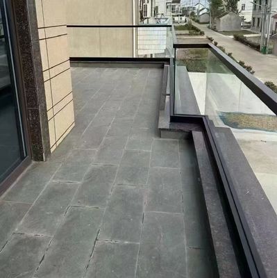 Außendeckrahmenloses Glasgeländersystem mit Handgelenk auf Glasoberfläche