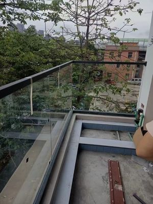 Außendeckrahmenloses Glasgeländersystem mit Handgelenk auf Glasoberfläche