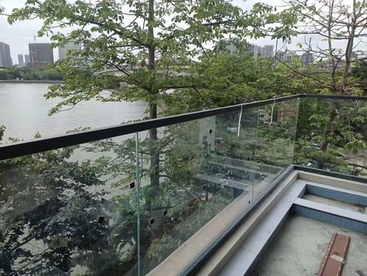 Außendeckrahmenloses Glasgeländersystem mit Handgelenk auf Glasoberfläche