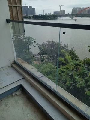 Gerüstlose Aluminium-U-Kanal-Glasgeländer Rechteckige U-Kanalbalustrade