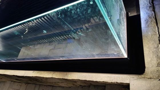 Aluminium- und Glasgeländer ohne Rahmen in rechteckiger Form mit LED-Licht