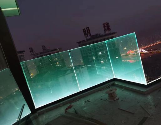 Aluminium- und Glasgeländer ohne Rahmen in rechteckiger Form mit LED-Licht