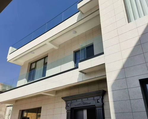 Anpassungsfähiges Rahmenloses Glasgeländersystem für sichere und moderne Außenzäune