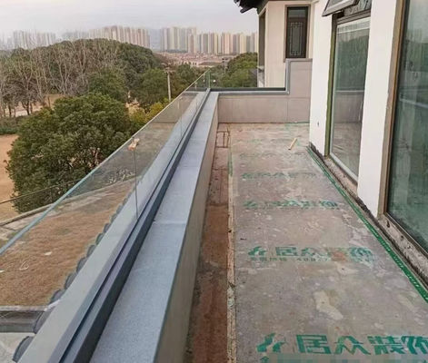 Anpassungsfähiges Rahmenloses Glasgeländersystem für sichere und moderne Außenzäune