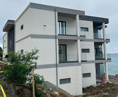 Schwarzes Aluminium U-Kanal-Glasgeländer Stabiles Aluminium-Glasgeländer