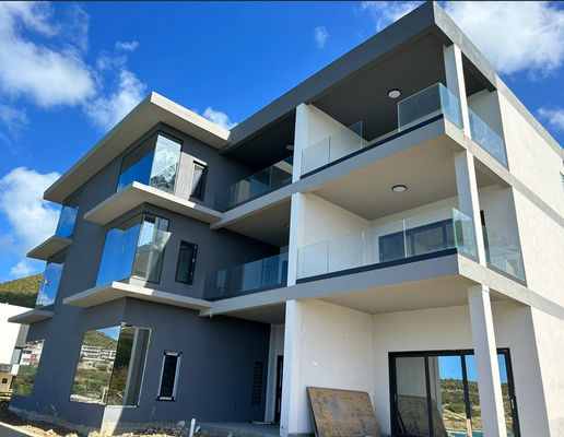 Schwarzes Aluminium U-Kanal-Glasgeländer Stabiles Aluminium-Glasgeländer