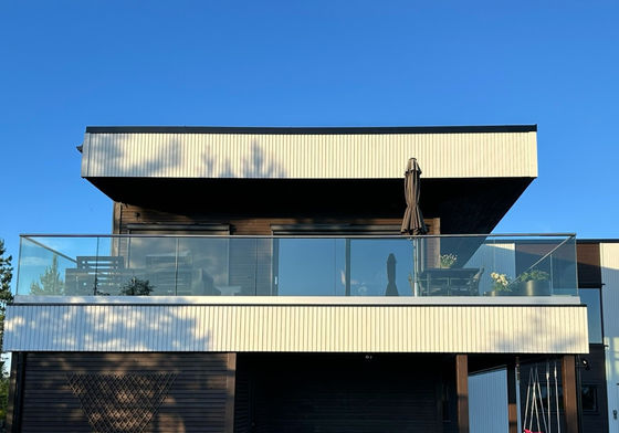 LED-Lichtglasbalustrade Aluminium Moderne Geländer Designs Rahmenlose gehärtetes Glas Balkon Geländer im Freien