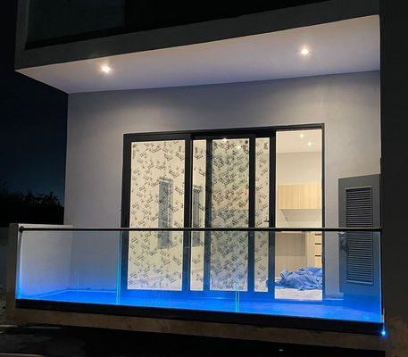 LED-Lichtglasbalustrade Aluminium Moderne Geländer Designs Rahmenlose gehärtetes Glas Balkon Geländer im Freien