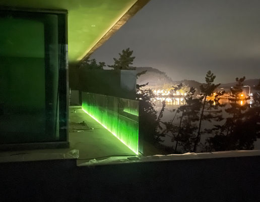 12 mm Treppe ohne Rahmen Glas Balkon Geländer U-Kanal mit LED-Licht