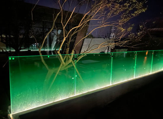 12 mm Treppe ohne Rahmen Glas Balkon Geländer U-Kanal mit LED-Licht