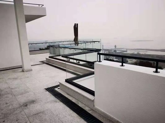 Moderne Aluminium-U-Kanal-Glasgeländer kundenspezifische Rahmenlose Glasbalkongeländer