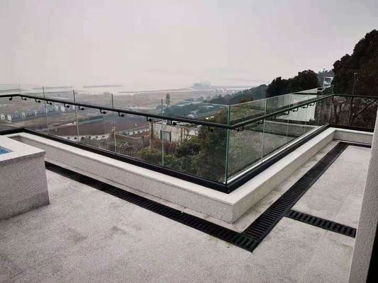 Moderne Aluminium-U-Kanal-Glasgeländer kundenspezifische Rahmenlose Glasbalkongeländer