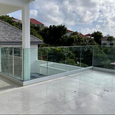 angepasste Rahmenlose Glasbalustrade 8mm, 10mm, 12mm Aluminium U-Kanal-System