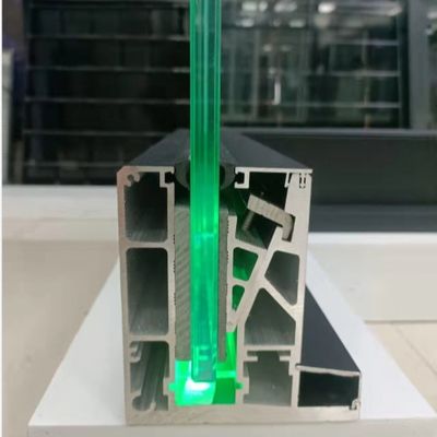 Farbenfrohe LED-Lichtlaminierte Glas U-Kanal-System Glasgeländer für Innenhöfe