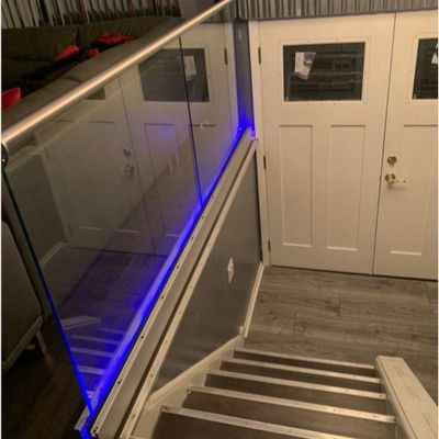 Farbenfrohe LED-Lichtlaminierte Glas U-Kanal-System Glasgeländer für Innenhöfe