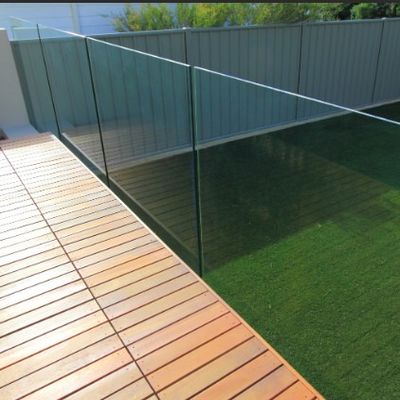 Offene Ansicht Rahmenlose Glasgeländer Balkon Balustrade Glas U-Kanal mit LED-Leuchten