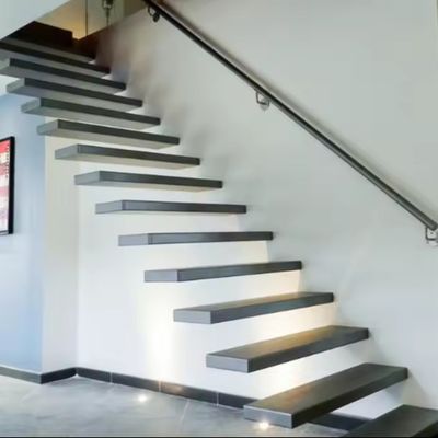 Individuell angepasste Auto-LED-Leuchte Innenräumliche schwimmende Holztreppe mit unsichtbarem Edelstahlbalken