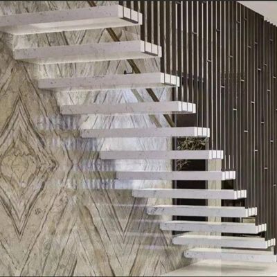 Individuell angepasste Auto-LED-Leuchte Innenräumliche schwimmende Holztreppe mit unsichtbarem Edelstahlbalken