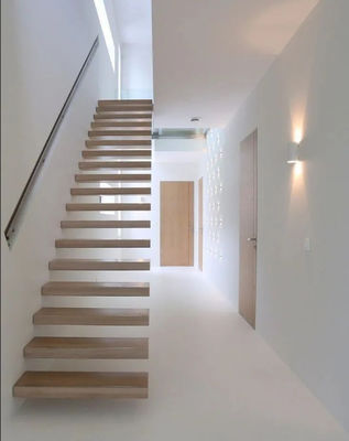 Individuell angepasste Auto-LED-Leuchte Innenräumliche schwimmende Holztreppe mit unsichtbarem Edelstahlbalken
