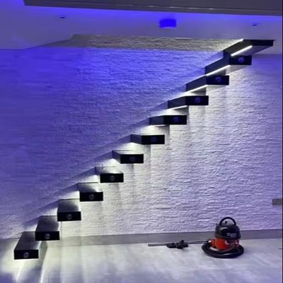 Wohnraum Innenraum Schwebende Holztreppe Elegantes Design mit Rot-Eich- / Weiß-Eich-Treppe