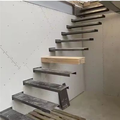 Wohnraum Innenraum Schwebende Holztreppe Elegantes Design mit Rot-Eich- / Weiß-Eich-Treppe