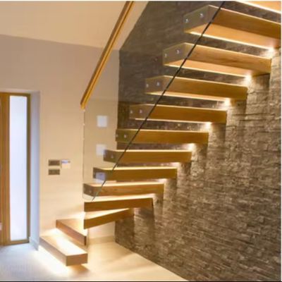 Massive LED-Leuchte mit verstecktem Stahlbalken und Glasgeländer