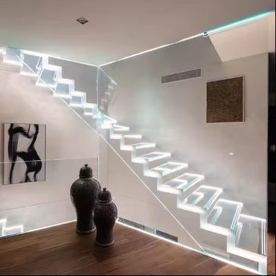 Massive LED-Leuchte mit verstecktem Stahlbalken und Glasgeländer