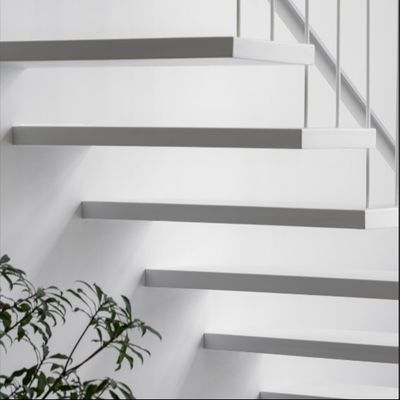 Modern gestaltete schwimmende Treppe mit Quarzboden und unsichtbarem Mono-Stringer
