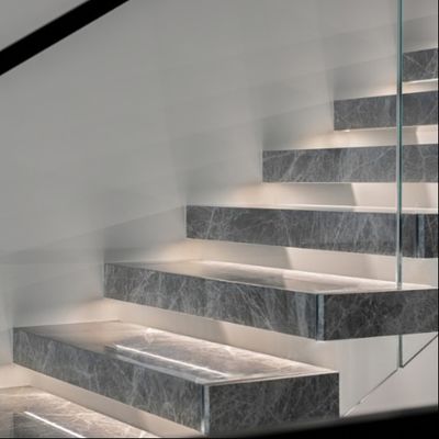 Modern gestaltete schwimmende Treppe mit Quarzboden und unsichtbarem Mono-Stringer