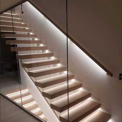 Modern gestaltete schwimmende Treppe mit Quarzboden und unsichtbarem Mono-Stringer