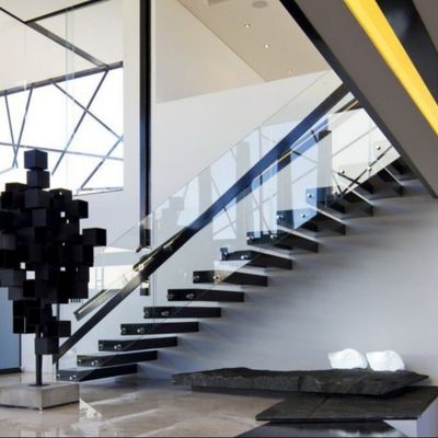 Modern gestaltete schwimmende Treppe mit Quarzboden und unsichtbarem Mono-Stringer