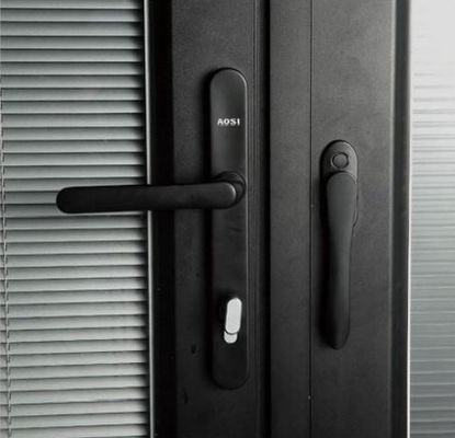 Kommerzielle Aluminiumklapptür mit mehrpunktischer Verriegelung mit geringen Wartungs- und Sicherheitsmerkmalen