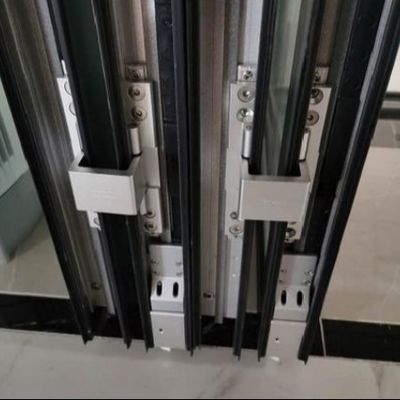 Kommerzielle Aluminiumklapptür mit mehrpunktischer Verriegelung mit geringen Wartungs- und Sicherheitsmerkmalen