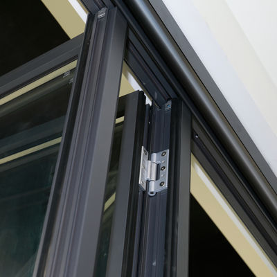 Graue Aluminium-Zweifachtüren mit geringer Wartung und durchsichtigen Glasoptionen für hohe Effizienz