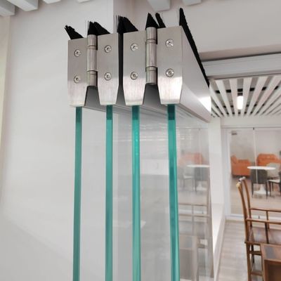 Schlanke und moderne Aluminiumklapptür mit sicherem Schließmechanismus und guter Schalldämmung