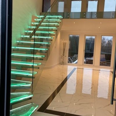 OEM/ODM kundenspezifische elegante Glastreppe mit Glasgeländer und Auto Led