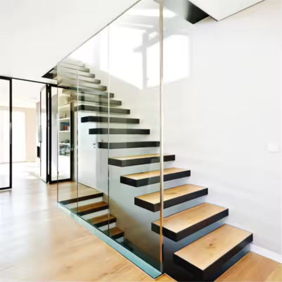 Individuell angefertigte Beechholz-Schwimmtreppe mit Glasgeländer und LED-Leuchten Satin-Finish