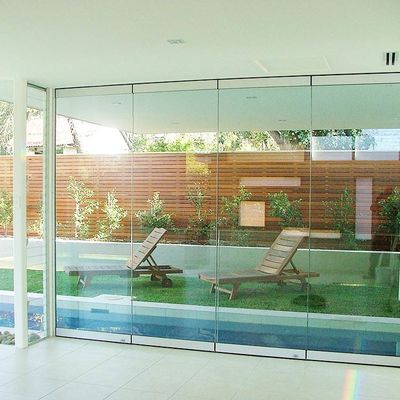 Rahmenlose, zweifach verglaste, faltbare Tür mit Glasschiebewand