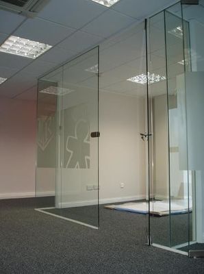 Vollständige Ansicht Rahmlose transparente Glas Trennwand für Büro, Zuhause, Werkstatt