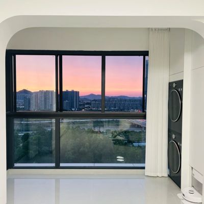 Maßgefertigte Doppelfenster mit schwarzem Aluminiumrahmen und Schiebeflügeln mit Edelstahlbeschlägen