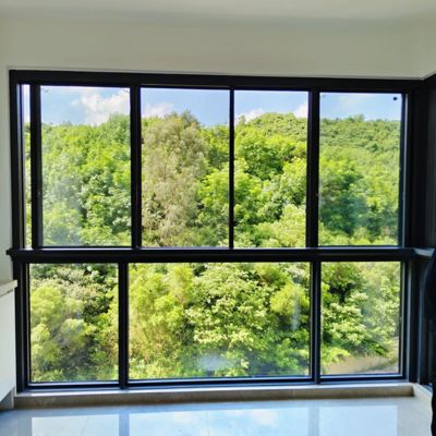 Maßgefertigte Doppelfenster mit schwarzem Aluminiumrahmen und Schiebeflügeln mit Edelstahlbeschlägen