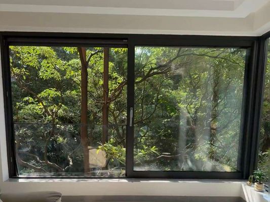 Maßgefertigte Doppelfenster mit schwarzem Aluminiumrahmen und Schiebeflügeln mit Edelstahlbeschlägen