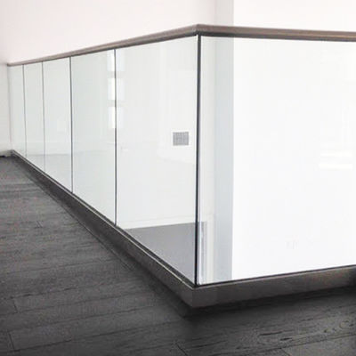 Modernes Design 12mm gehärtetes Glas U-Kanal Geländer mit fünfjähriger Garantie und wetterbeständige Oberfläche